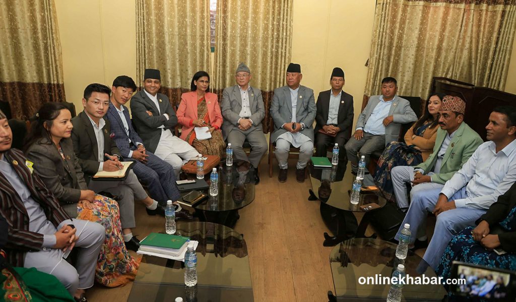 विपक्षीको निष्कर्ष : ” प्रधानमन्त्रीले संसद्‌बाटै माफी नमागेसम्म बैठक चल्न नदिने “